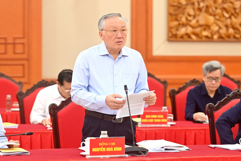 Phó Thủ tướng Thường trực Chính phủ Nguyễn Hòa Bình trình bày báo cáo tại cuộc làm việc. (Ảnh: ĐĂNG KHOA)
