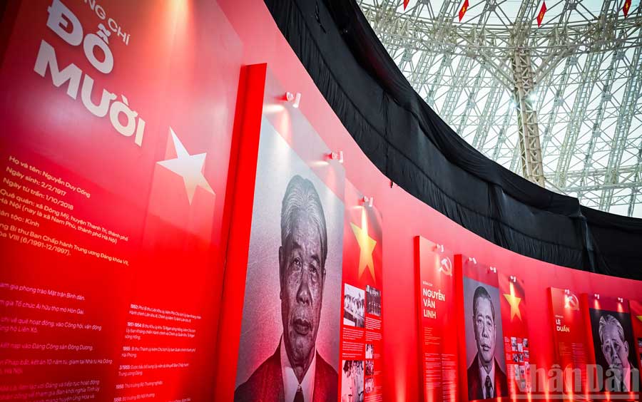 Khu trưng bày chân dung các đời Tổng Bí thư được trưng bày trang trọng và ấn tượng.