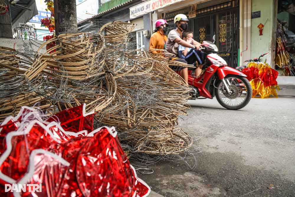 Bước vào xóm nghề Phú Bình, du khách dễ dàng bắt gặp những khung tre mảnh mai đã được uốn thành hình cá chép, thỏ, cua… xếp chồng trước cửa, chờ được dán giấy kiếng và điểm tô sắc màu để hóa thành những chiếc lồng đèn lung linh.