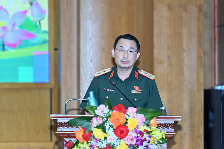 Đại biểu Quốc hội Nguyễn Quốc Duyệt trình bày báo cáo tại hội nghị. (Ảnh: ĐĂNG KHOA)