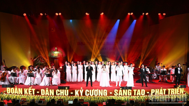 Một tiết mục văn nghệ đặc sắc được biểu diễn chào mừng Đại hội. (Ảnh: TRẦN HẢI)