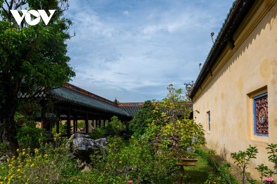 Ngay từ thời phong kiến, vườn Thiệu Phương đã được xem là “kho tàng xanh” của Hoàng cung Huế. Các triều vua Nguyễn dày công sưu tầm những loài cây cảnh quý hiếm trong và ngoài nước đưa về trồng trong vườn. Các giống hoa truyền thống như mai vàng, sen, cúc, mẫu đơn... được bố trí xen kẽ với những loại cây lạ, cây dáng thế công phu, phản ánh thú chơi tao nhã của tầng lớp vương giả.