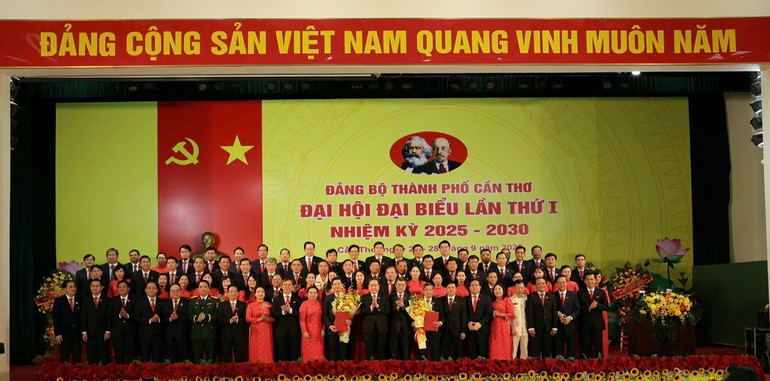 Chủ tịch Quốc hội Trần Thanh Mẫn và các đồng chí lãnh đạo Trung ương, thành phố Cần Thơ chúc mừng hai đồng chí Đỗ Thanh Bình và Lê Quang Tùng được Bộ Chính trị, Ban Bí thư chỉ định phân công nhiệm vụ.
