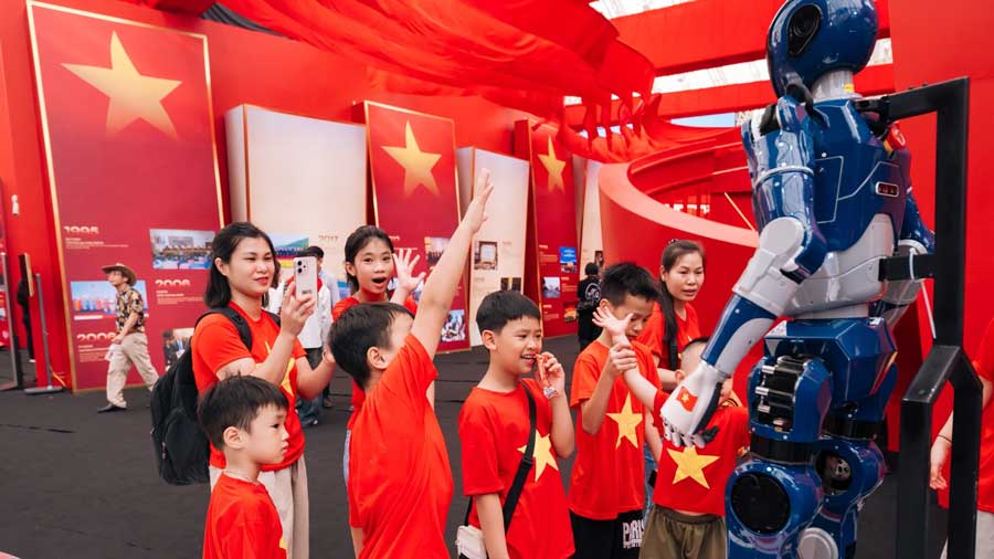 Hà Duy, tham gia công tác bảo vệ tại Phân khu 5, bày tỏ trách nhiệm của thế hệ trẻ với tương lai đất nước. (Ảnh: TRUNG HƯNG)