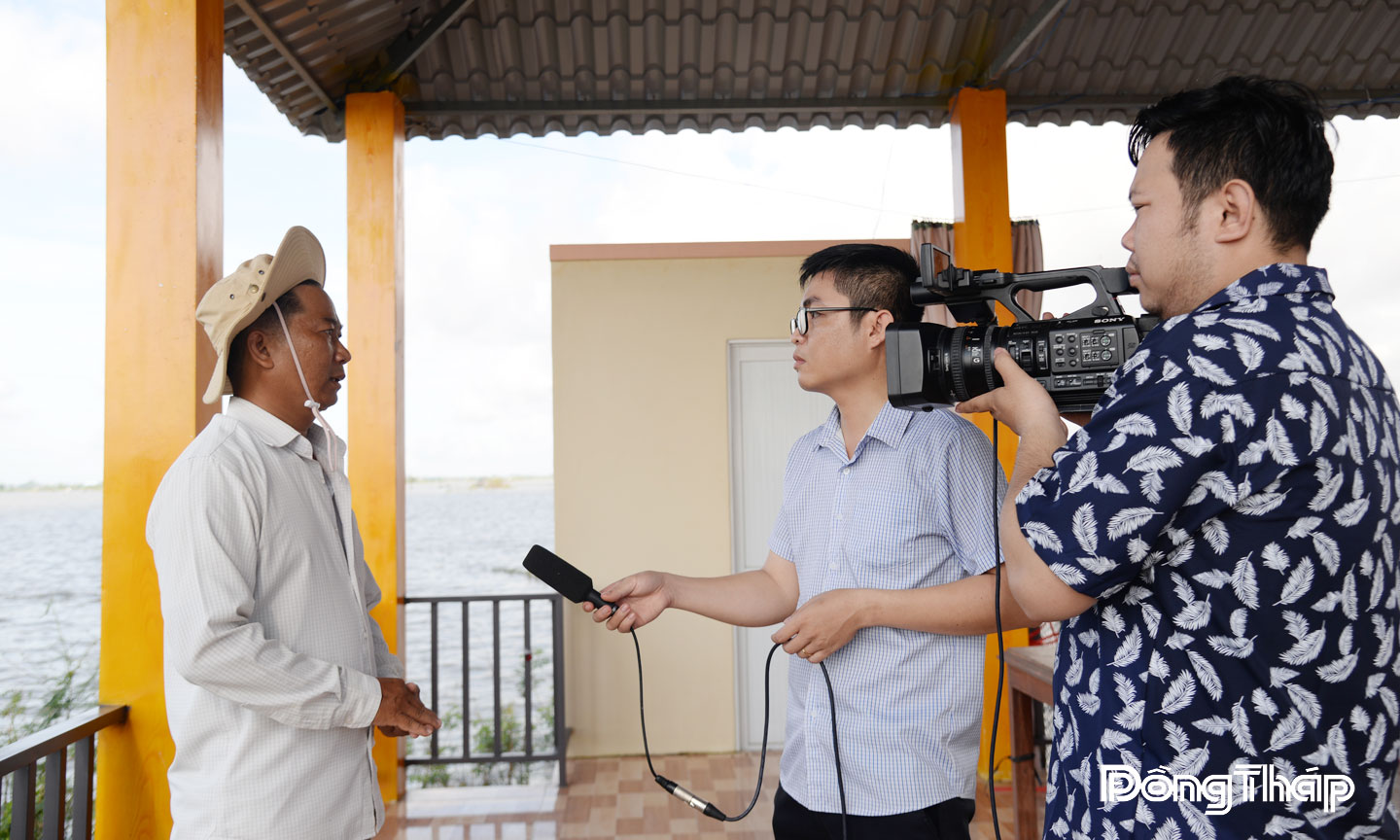 Bí thư chi bộ, Trưởng Ban nhân dân ấp Giồng Bàng, xã Thường Phước Trần Văn Bình (bên trái) cho biết, mùa nước nổi năm nay, cánh đồng ấp Giồng Bàng thành lập 2 Tổ trữ cá đồng, với diện tích mặt nước hơn 150 ha, có 95 hộ dân tham gia.