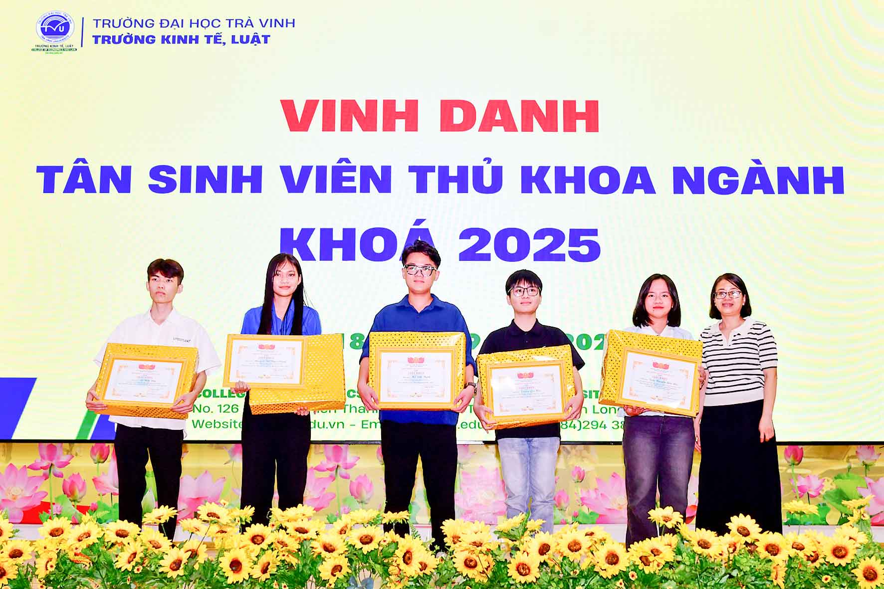 Các tân sinh viên là thủ khoa các ngành được tuyên dương.