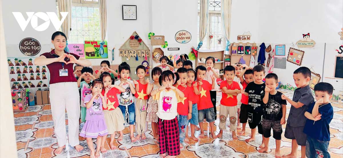 Học sinh vùng lũ náo nức trong ngày tựu trường năm học mới