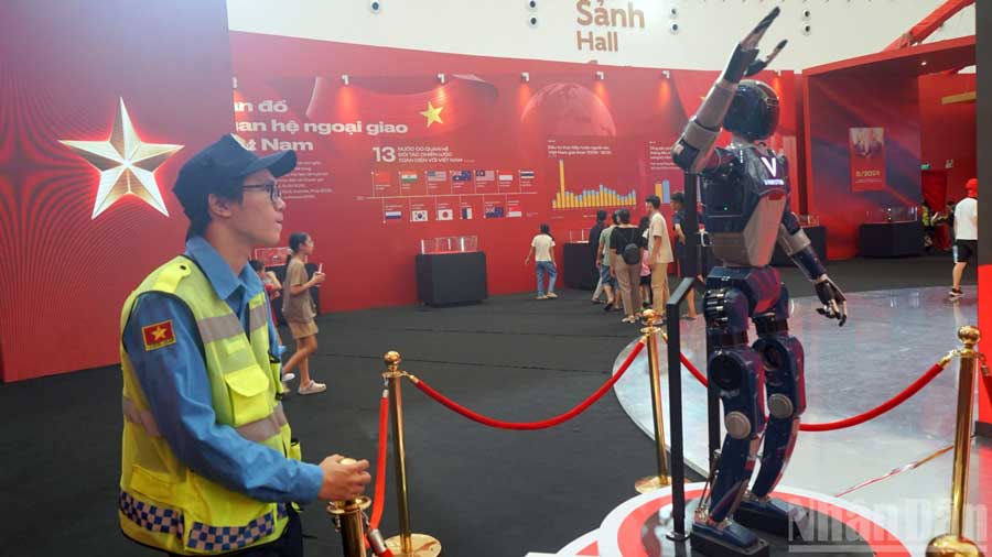 Hà Duy, tham gia công tác bảo vệ tại Phân khu 5, bày tỏ trách nhiệm của thế hệ trẻ với tương lai đất nước. (Ảnh: TRUNG HƯNG)