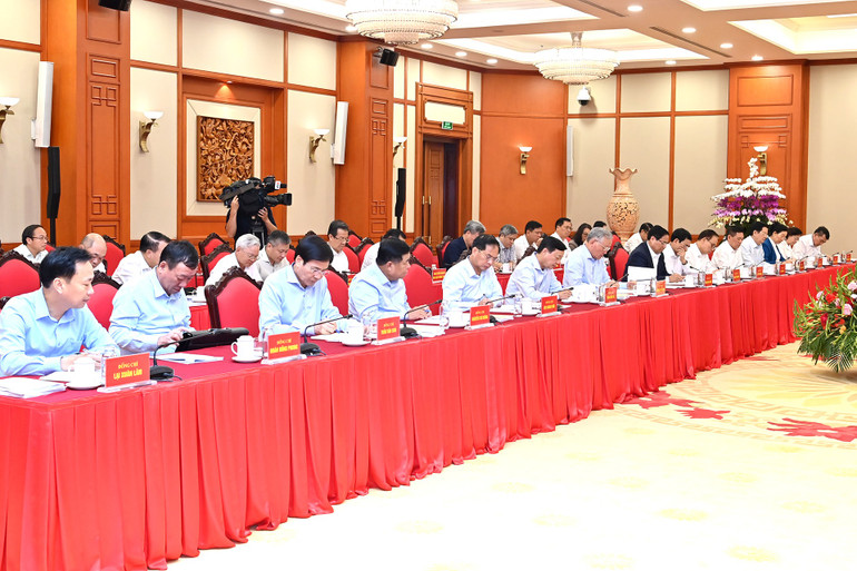 Ban Thường vụ Đảng ủy Chính phủ tham dự cuộc làm việc. (Ảnh: ĐĂNG KHOA)
