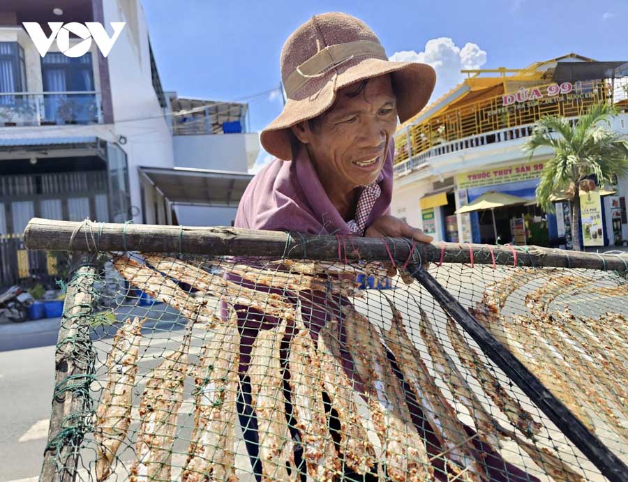 Ông Nguyễn Hùng ở thôn Dân Phước, phường Xuân Đài đã có hơn 15 năm làm nghề, cho biết: tùy theo ngày và theo mùa cá nhiều hay ít, mỗi ngày gia đình ông mua từ 30 kg đến cả tạ cá tươi để chế biến.