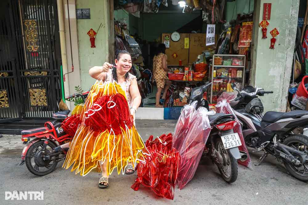 Gắn bó với nghề hơn 50 năm, nghệ nhân Nguyễn Trọng Thành chia sẻ, những mẫu lồng đèn truyền thống như cá chép, con cua, con thỏ… vẫn luôn được ưa chuộng nhất. Từ trường học, cửa hàng bán lẻ cho đến các đơn vị tổ chức sự kiện đều tìm đến đặt mua những sản phẩm này với đa dạng kích thước.