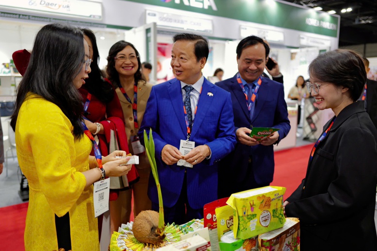 Phó Thủ tướng Trần Hồng Hà đã thăm các gian hàng của doanh nghiệp Việt Nam tham gia Triển lãm MIHAS 2025 - Ảnh: VGP/XT