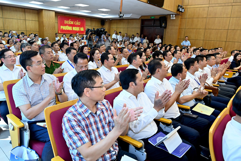 Các đại biểu và cử tri tham dự hội nghị. (Ảnh: ĐĂNG KHOA)