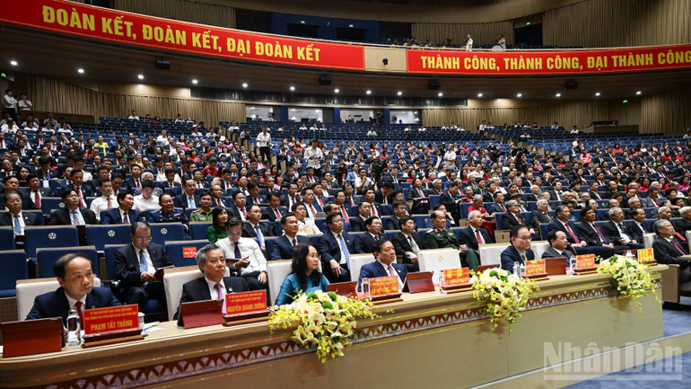 Các đồng chí lãnh đạo, các đại biểu tham dự Đại hội. (Ảnh: TRẦN HẢI)