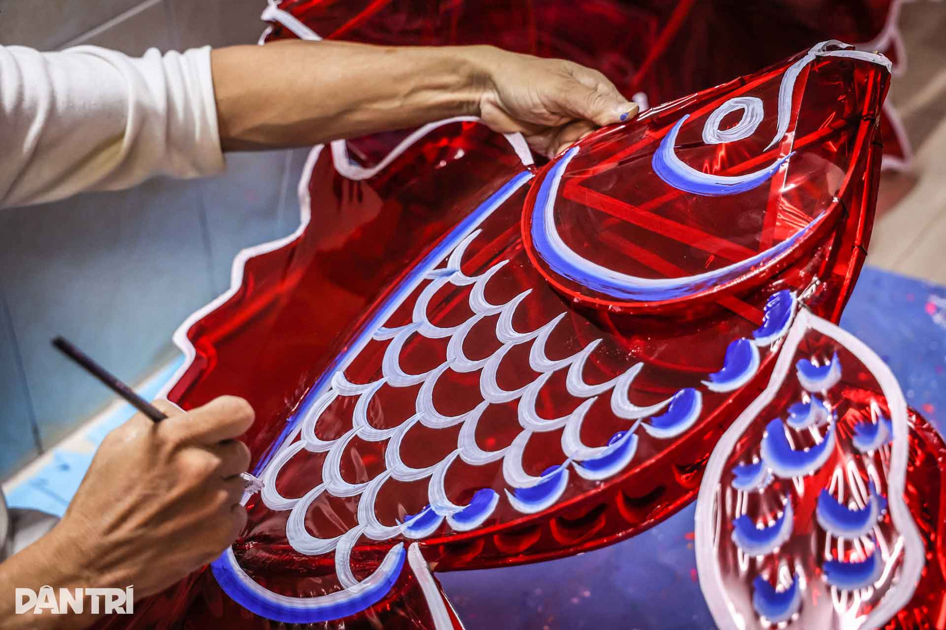 Để hoàn thành một chiếc lồng đèn giấy, các hộ gia đình ở xóm Phú Bình phải chia nhau từng công đoạn. Người chẻ tre, vót nan cho khung, người cẩn thận dán giấy, người khác tỉ mẩn lắp ghép, tô màu trang trí. Công việc kéo dài từ sáng sớm đến tối muộn, mỗi người một tay như góp sức giữ ngọn lửa nghề làm lồng đèn giấy truyền thống.