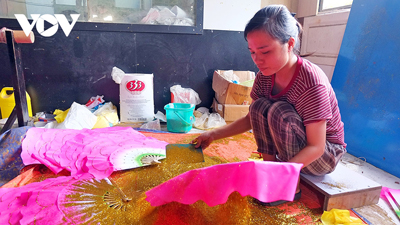 Theo chị Minh Hương, chủ sơ sở làm quạt Minh Bằng cho biết, loại quạt thông thường được dán bằng giấy dó, giấy điệp hoặc lụa mỏng.