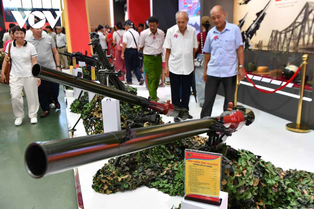 Khách tham quan triển lãm chiêm ngưỡng các mẫu súng cối, súng phóng lựu, súng chống tăng của nền công nghiệp quốc phòng Việt Nam.
