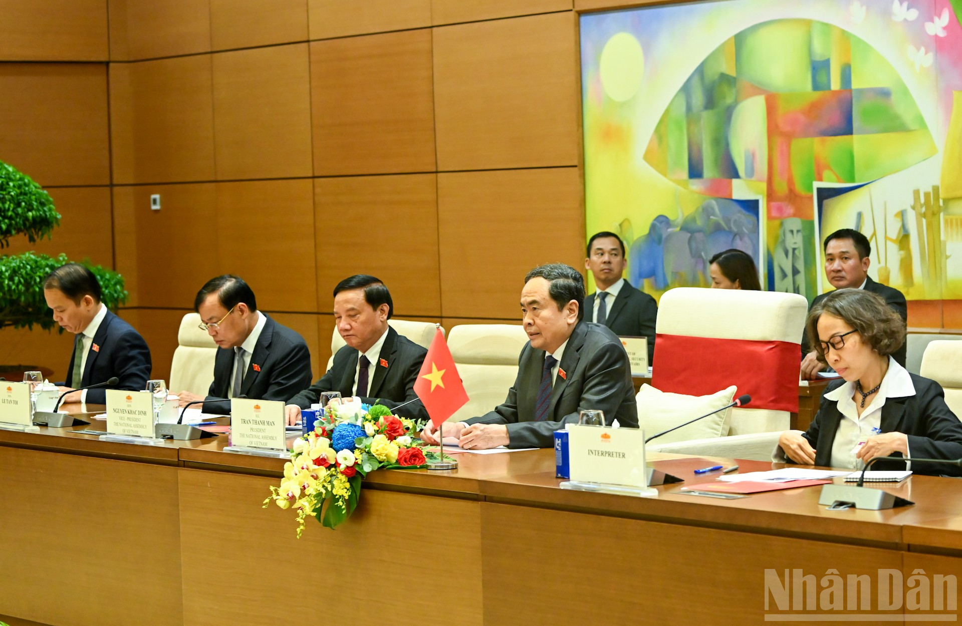 Chủ tịch Quốc hội Trần Thanh Mẫn cùng các đại biểu Quốc hội Việt Nam tại gặp hẹp.