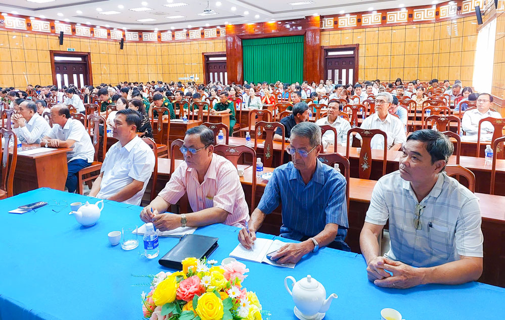 Đại biểu tham dự hội nghị tại điểm cầu Đảng ủy phường Nguyệt Hóa.