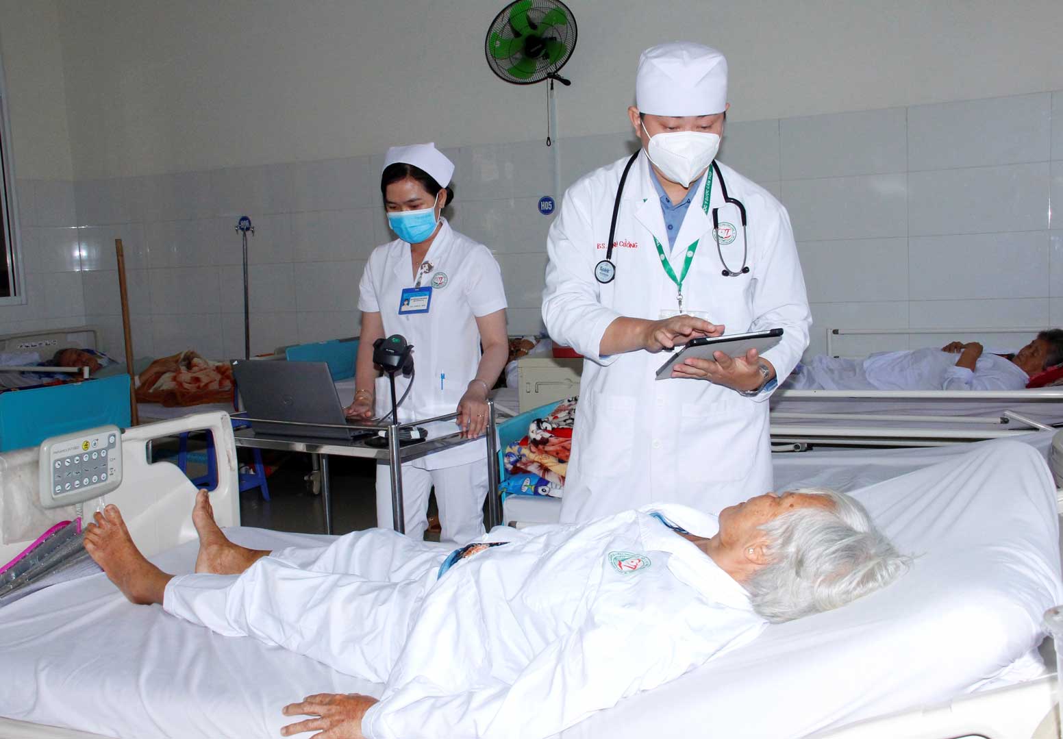 Bác sĩ Trung tâm Y tế khu vực Mang Thít sử dụng bệnh án điện tử để chẩn đoán, điều trị cho bệnh nhân.