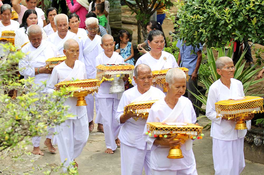 Phụ nữ lớn tuổi thường chọn trang phục bà ba trong các dịp lễ chùa.