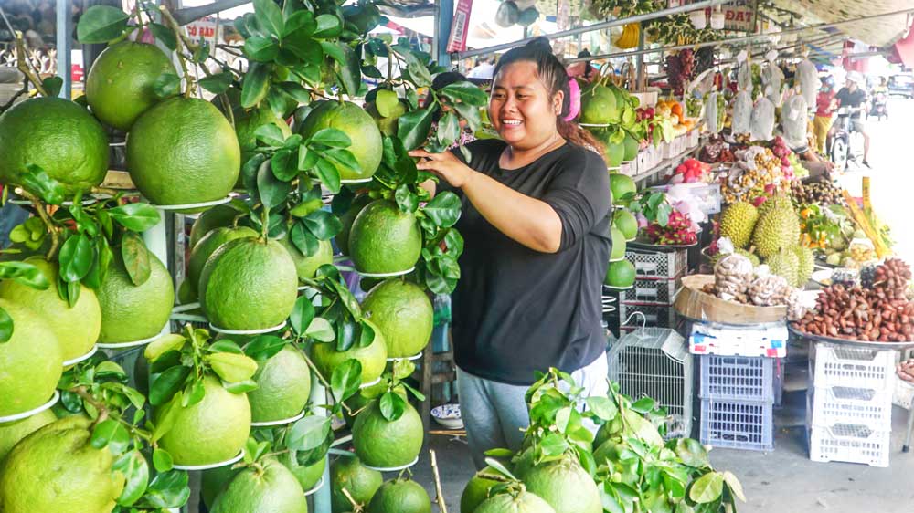 Đa dạng trái cây, hoa tươi, đồ chay phục vụ cúng rằm tháng 7.