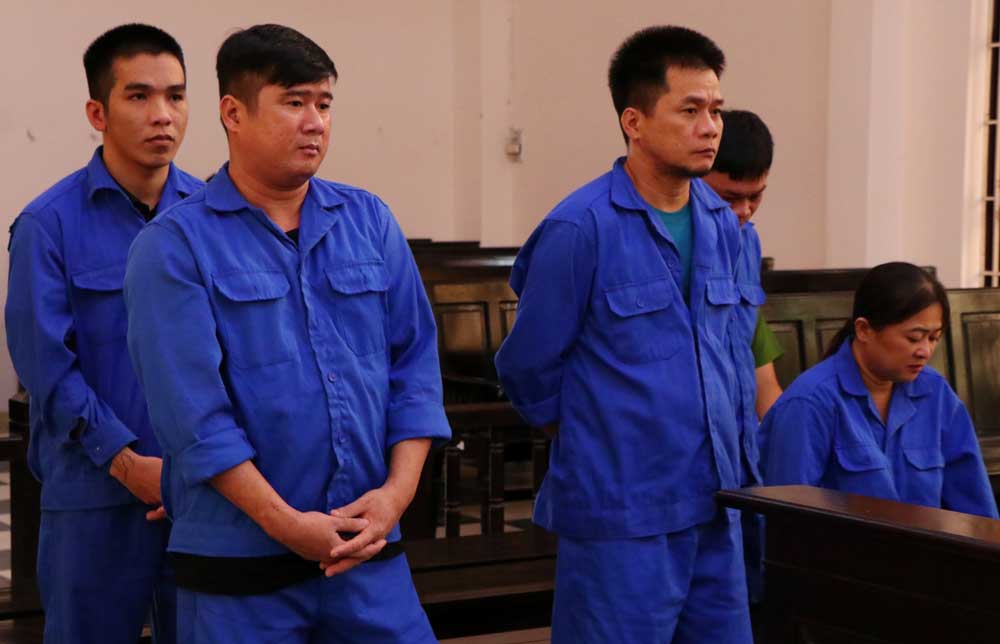 Các đối tượng tại phiên tòa xét xử.