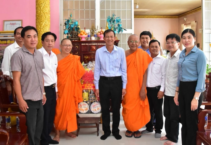 Phó Chủ tịch Thường trực UBND tỉnh- Đặng Văn Chính thăm, tặng quà đồng bào Khmer nhân dịp Sel Dolta