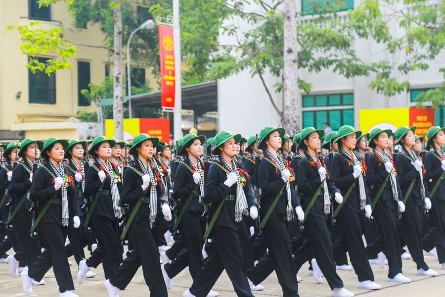 Khối nữ Du kích miền Nam khoác khăn rằn, đội nón tai bèo, luôn bám xóm, bám ấp, đánh giặc mọi lúc, mọi nơi.