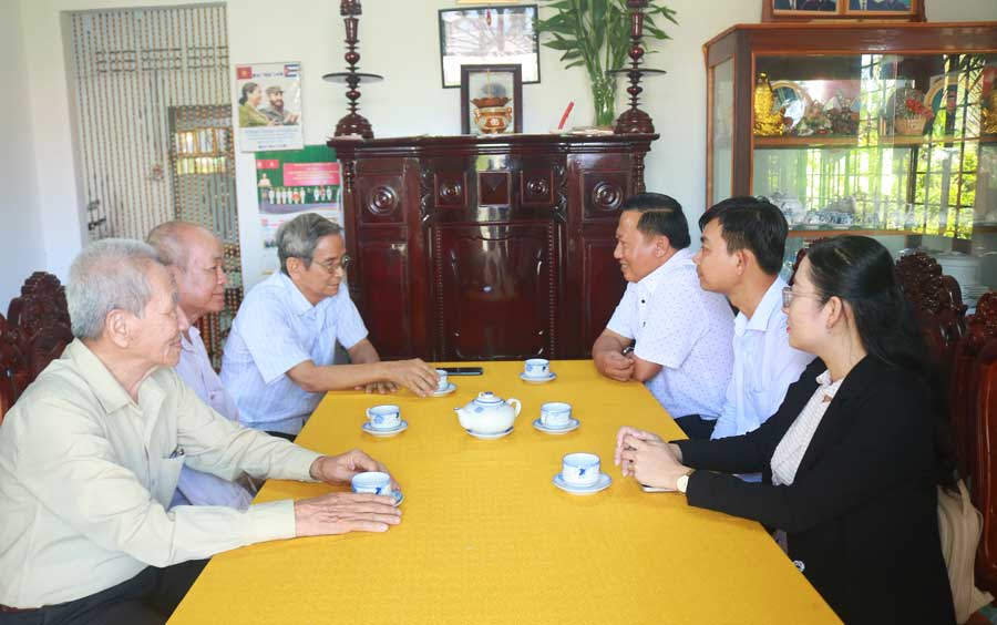 Tiếp tục làm tốt công tác giáo dục chính trị, tư tưởng, tạo sự đồng thuận trong nội bộ và Nhân dân. 