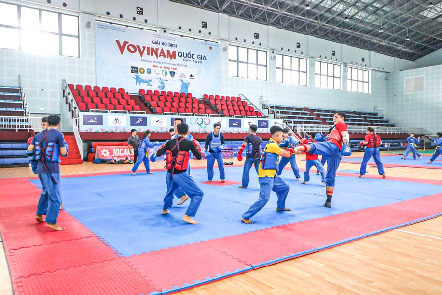 Các VĐV ĐT vovinam Vĩnh Long nỗ lực tập luyện hướng đến thành tích tốt tại giải.