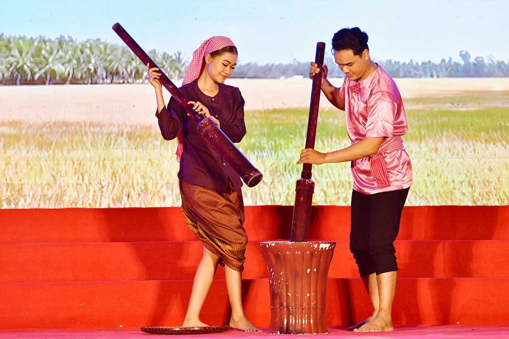 Trang phục dùng trong lao động, sản xuất.