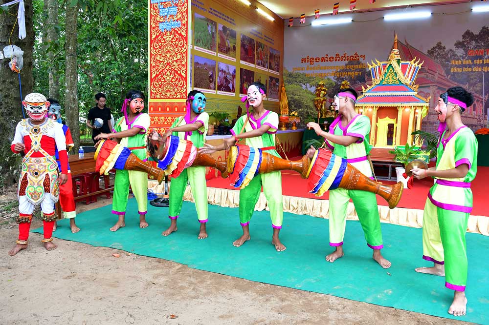 Trang phục với màu sắc sặc sỡ dùng trong biểu diễn văn nghệ.