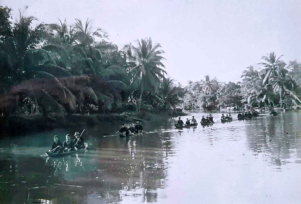Tác phẩm Đoàn Văn công Cửu Long đi cổ động phục vụ chiến dịch Xuân Mậu Thân 1968 của tác giả Trần Văn Ngừa.