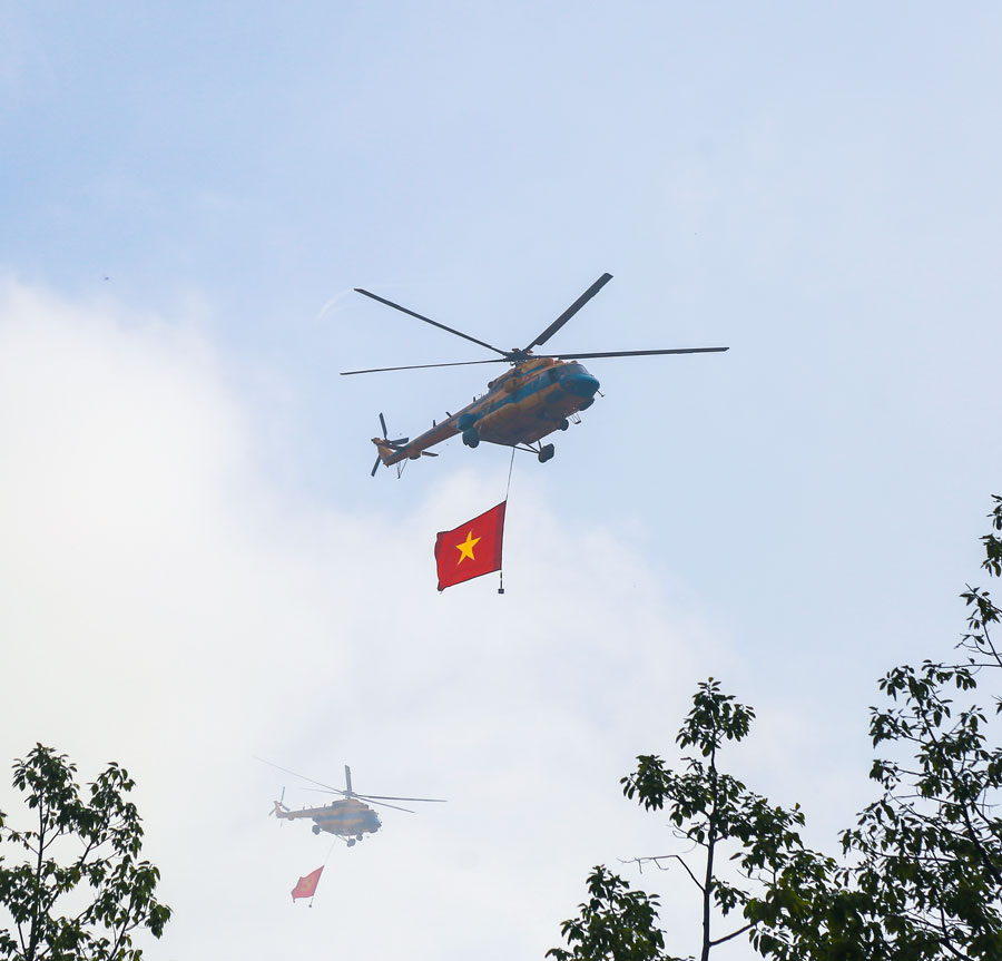 Mở đầu diễu binh, diễu hành là các biên đội của không quân nhân dân Việt Nam anh hùng bay trên bầu trời Tổ quốc. Dẫn đầu là biên đội trực thăng Mi-171, Mi-17, Mi-8 mang cờ Đảng, cờ Tổ quốc.