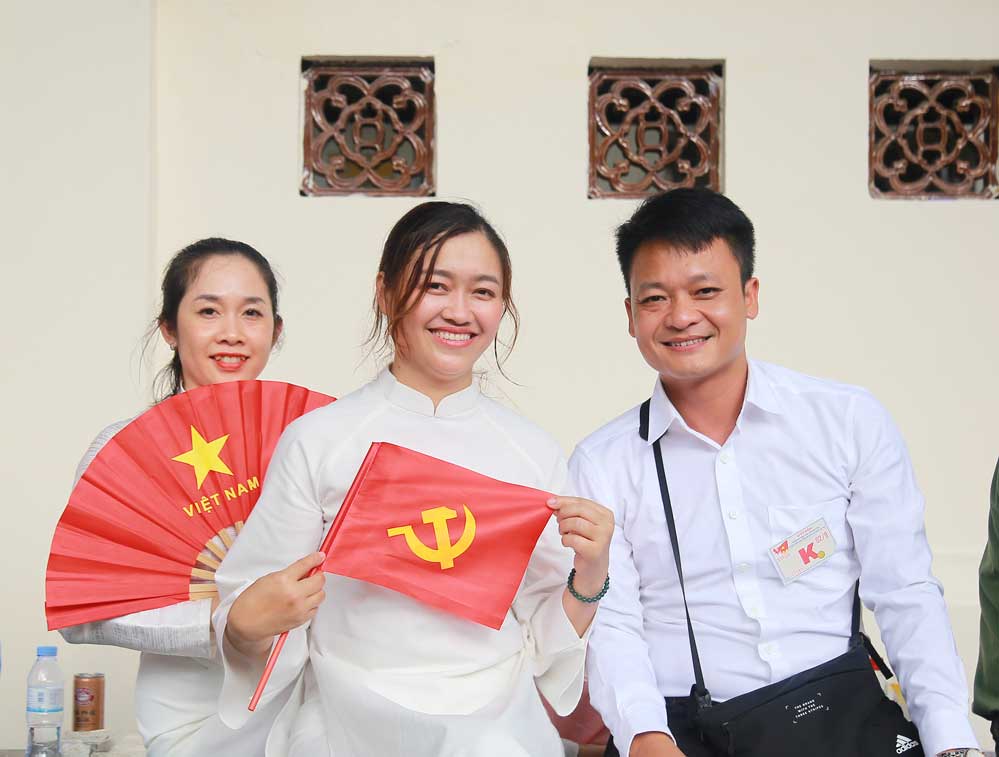 Nhóm bạn Thanh Tuyền và Cẩm Giang (từ trái sang) đến sớm chọn được vị trí thuận tiện theo dõi diễu binh, diễu hành.