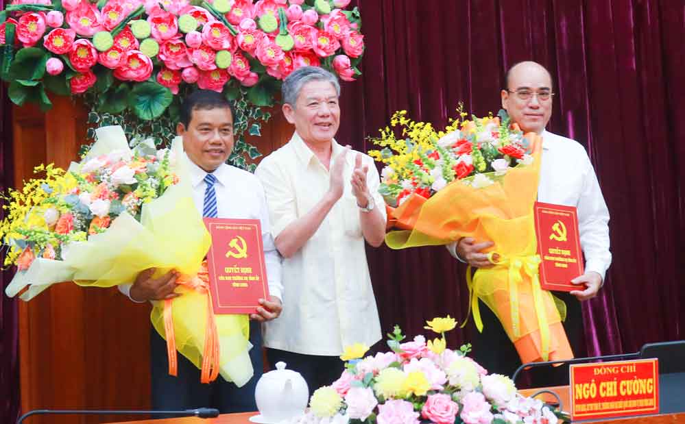 Bí thư Tỉnh ủy- Ngô Chí Cường trao quyết định và tặng hoa chúc mừng đồng chí Kim Rương và đồng chí Nguyễn Văn Tuấn.