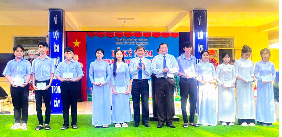 Phó Bí thư Tỉnh ủy- Chủ tịch Ủy ban MTTQ Việt Nam tỉnh- Lê Văn Hẳn trao học bổng cho các em học sinh hoàn cảnh khó khăn. Ảnh: NGỌC VŨ