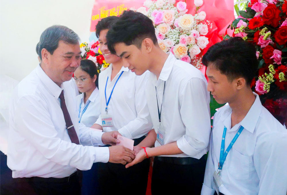 Phó Bí thư Tỉnh ủy- Kim Ngọc Thái trao học bổng cho các em học sinh tại lễ khai giảng năm học mới 2025 - 2026. Ảnh: THẠCH HOÀNG



