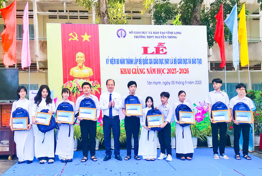 Ông Lê Tuấn Khanh - Phó Giám đốc Sacombank Chi nhánh Vĩnh Long trao học bổng tại Trường THPT Nguyễn Thông.