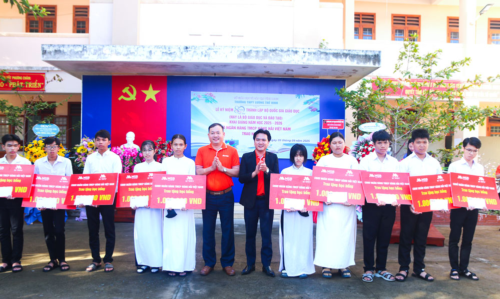 Ông Võ Công Phi - Giám đốc MSB Chi nhánh Bến Tre và ông Lê Tuấn Phong - Giám đốc MSB Chi nhánh Trà Vinh trao học bổng cho các em học sinh Trường THPT Lương Thế Vinh.