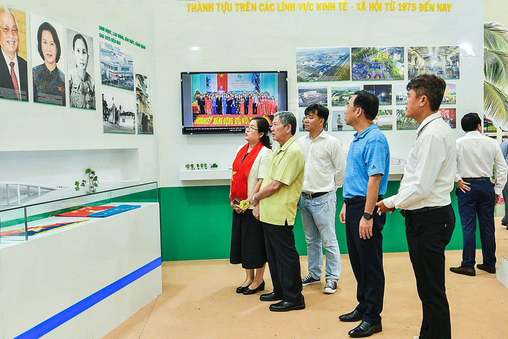 Bí thư Tỉnh ủy- Ngô Chí Cường, cùng các đồng chí lãnh đạo tỉnh xem triển lãm thành tựu trên các lĩnh vực kinh tế- xã hội của tỉnh từ năm 1945 đến nay.