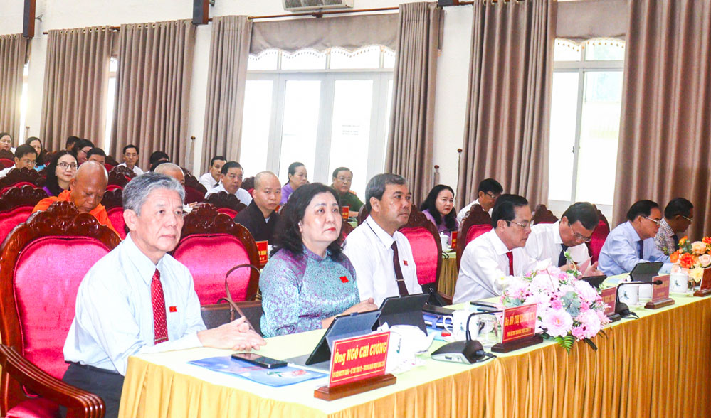  Lãnh đạo tỉnh tham dự kỳ họp.