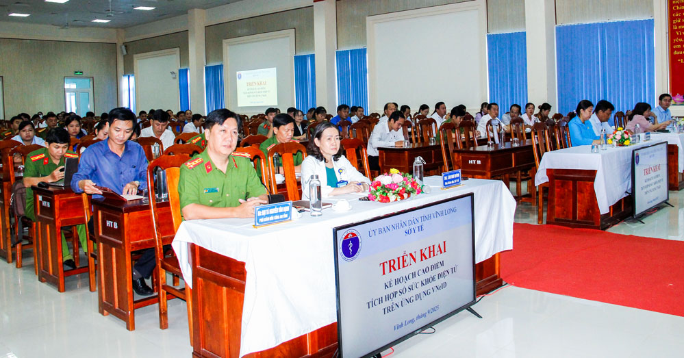 Quang cảnh hội nghị trực tuyến tại điểm cầu BVĐK Vĩnh Long.