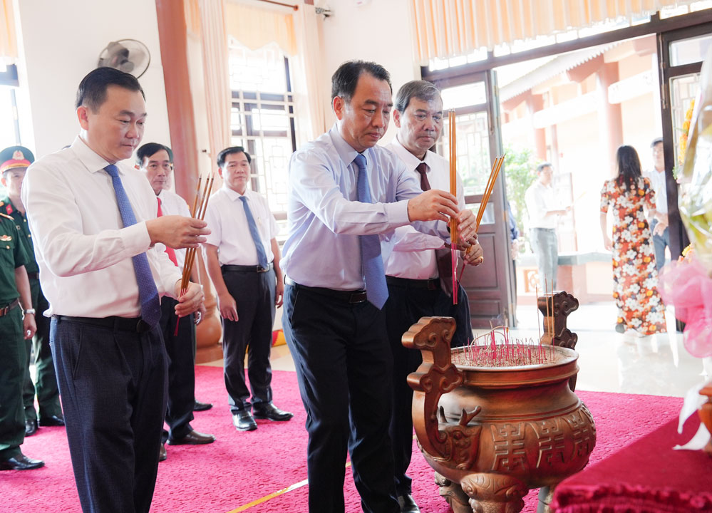Lãnh đạo tỉnh dâng hương tưởng niệm GS.VS Trần Đại Nghĩa.