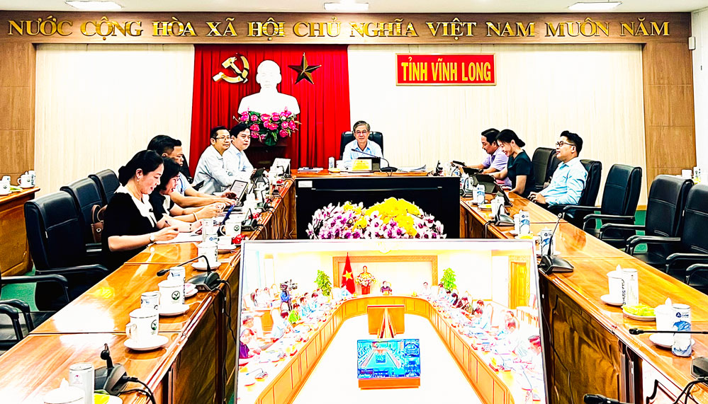Phó Chủ tịch UBND tỉnh- Châu Văn Hòa cùng đại diện lãnh đạo các sở ngành tỉnh dự hội nghị ở điểm cầu tỉnh Vĩnh Long.