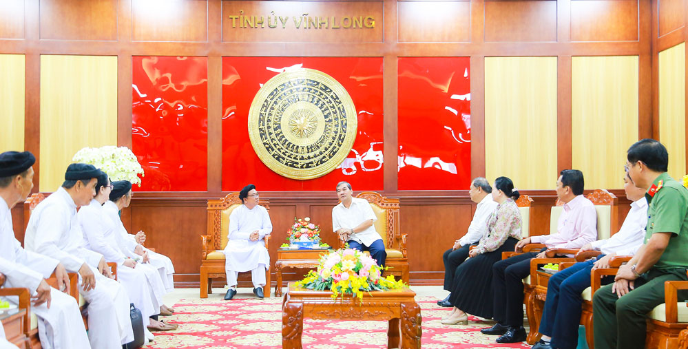 Đồng chí Kim Ngọc Thái- Phó Bí thư Tỉnh ủy tiếp Hội thánh Cao đài Tiên Thiên đến thăm.