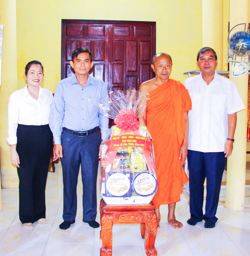 Phó Bí thư Tỉnh ủy- Kim Ngọc Thái tặng quà cho Thượng tọa Thạch Sắc- Trụ trì chùa Cần Thay.