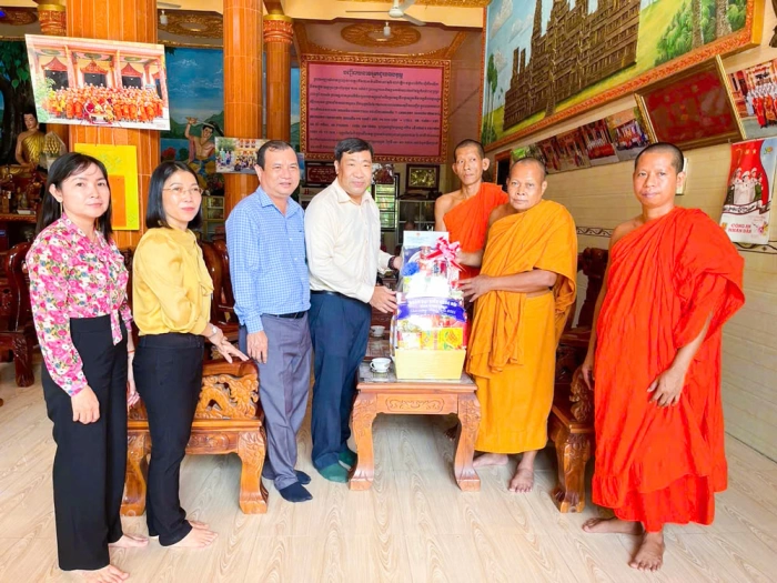 Đoàn ĐBQH tỉnh Vĩnh Long chúc mừng đồng bào Khmer nhân lễ Sel Dolta
