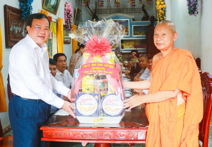 Phó Bí thư Tỉnh ủy- Lê Văn Hẳn thăm, chúc mừng đồng bào Khmer và cán bộ hưu trí dịp lễ Sel Dolta